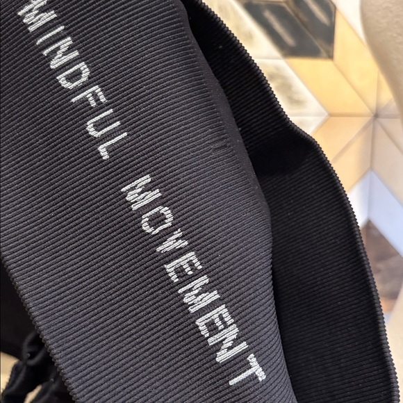 ALO Yoga Seamless Ribbed Favorite Bra Tank in Black size Small NWT - Picture 6 of 6